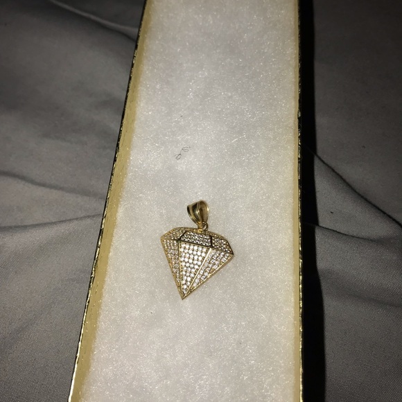 10k gold diamond shaped pendent ( with diamonds) - Picture 1 of 2
